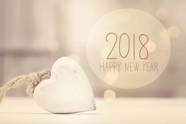 Mensaje de Año Nuevo 2018 con un corazón blanco —  Fotos de Stock