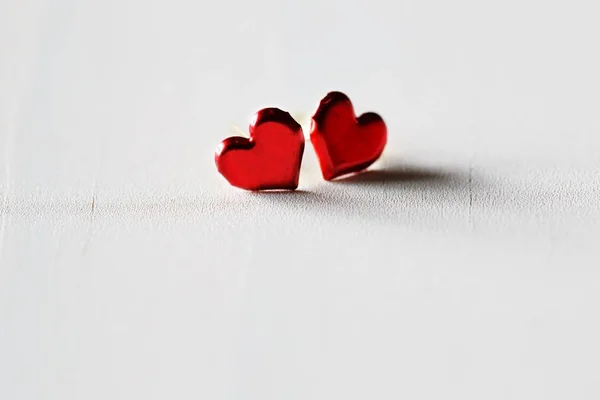 Pequeños corazones rojos de metal — Foto de Stock