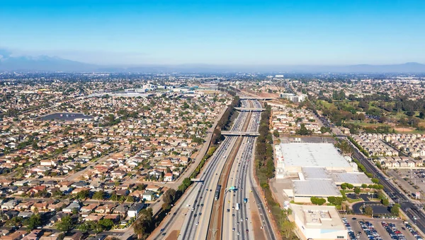 Luftaufnahme des Verkehrs auf einer Autobahn in la — Stockfoto