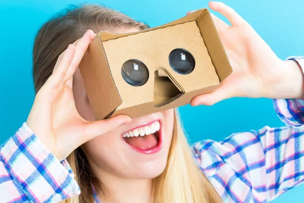 Jeune femme utilisant casque de réalité virtuelle — Photo