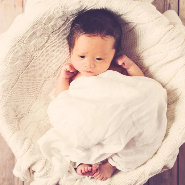 Bayi laki-laki yang baru lahir di keranjang — Stok Foto
