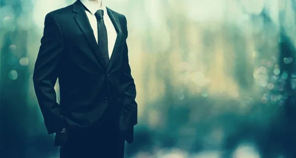 Бизнесмен стоит на абстрактном светлом фоне — стоковое фото