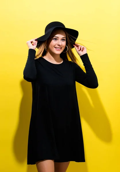 Felice giovane donna che indossa un cappello — Foto Stock
