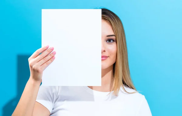 Vrouw met een blanco vel papier — Stockfoto