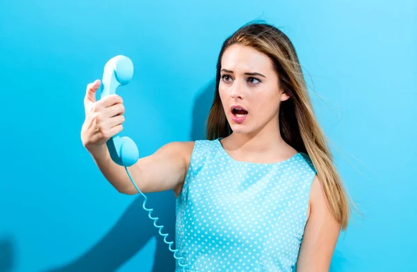 Mujer joven con teléfono pasado de moda — Foto de Stock