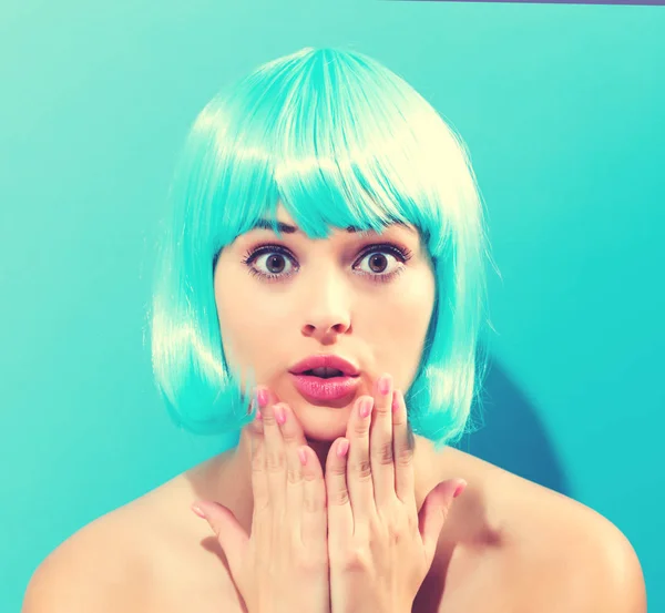 Vacker kvinna i en ljust blå peruk — Stockfoto