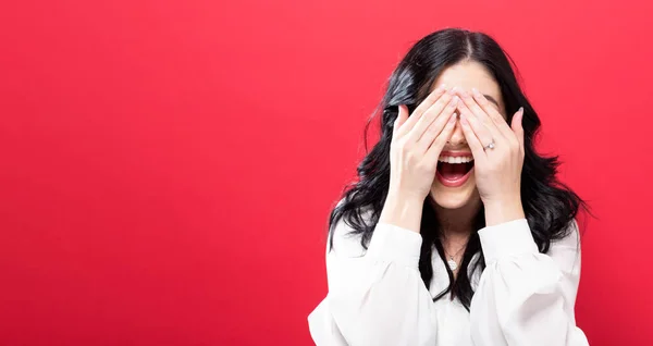 Jonge vrouw die betrekking hebben op haar ogen met haar handen — Stockfoto