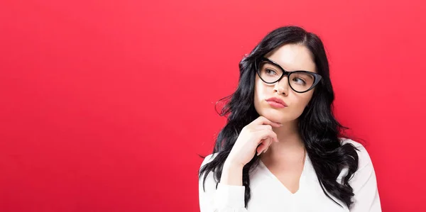 Ung affärskvinna i en tankeväckande pose — Stockfoto