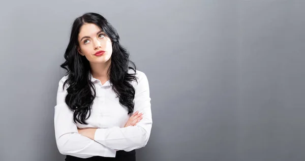 Jonge zakenvrouw in een doordachte pose — Stockfoto