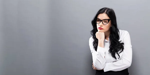 Gelangweilte junge Geschäftsfrau — Stockfoto