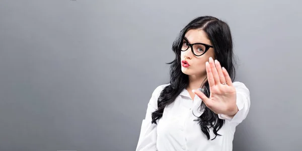 Jonge vrouw een tussenstop vormen — Stockfoto