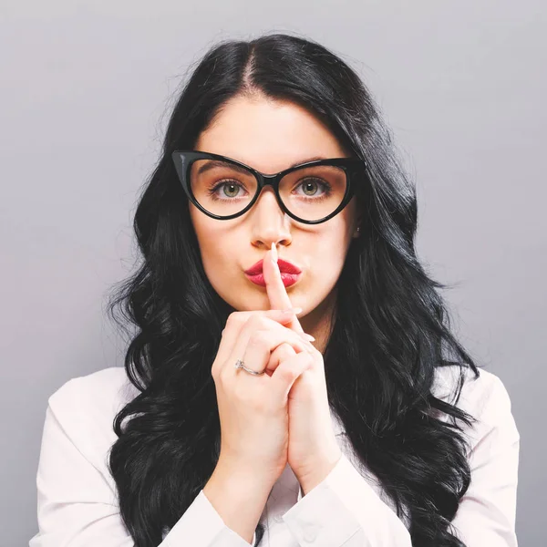 Genç kadın sessiz bir jest yapma