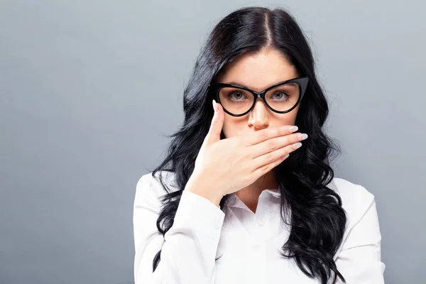 Mujer joven cubriéndose la boca — Foto de Stock