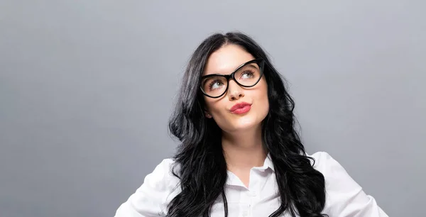 Joven empresaria en una pose reflexiva — Foto de Stock