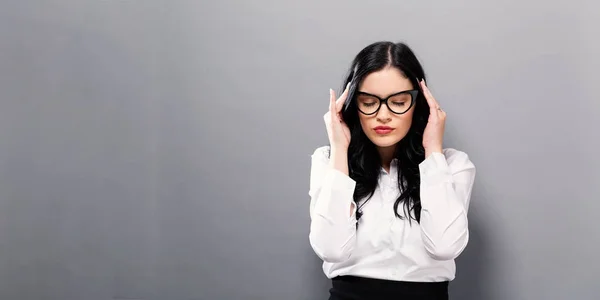 Mulher jovem sentindo-se estressada — Fotografia de Stock