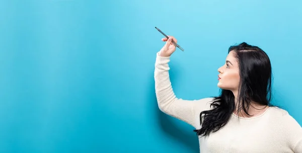 Junge Frau mit einem Stift — Stockfoto