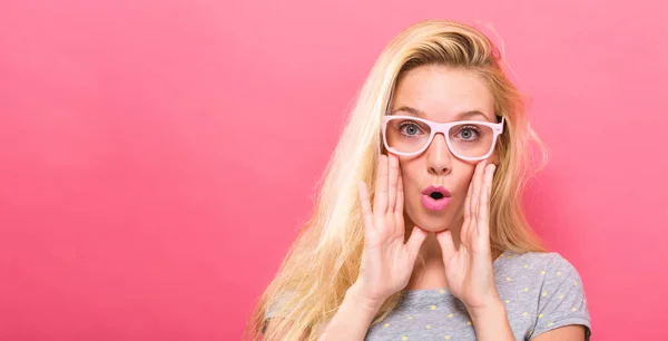 Mujer joven gritando sobre un fondo sólido — Foto de Stock