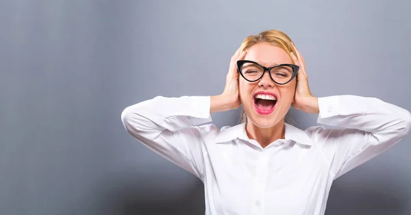 Jonge vrouw haar oren sluiten — Stockfoto