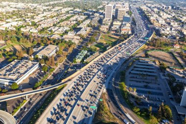 Los Angeles'ta bir karayolu üzerinde trafik havadan görünümü