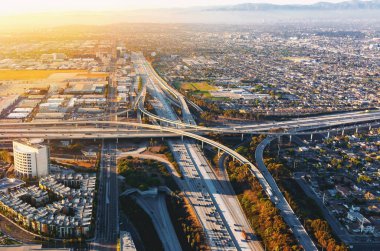 Los Angeles'ta bir karayolu üzerinde trafik havadan görünümü