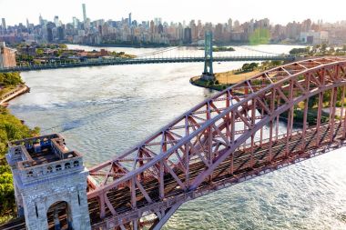 Doğu Nehri NY Hell Gate Köprüsü'nün havadan görünümü