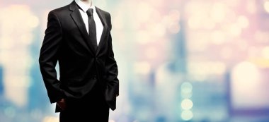 Işık arka plan üzerinde duran işadamı