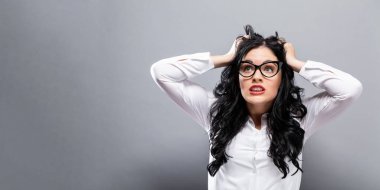 Genç kadın kendini stresli hissediyor