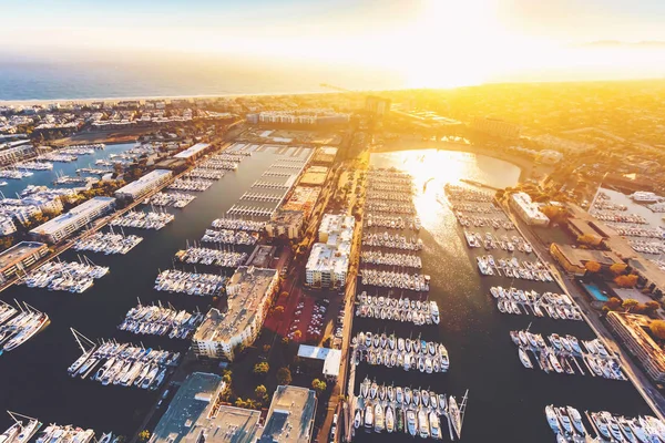 Letecký pohled na přímořskou komunitu Marina del Rey v LA — Stock fotografie