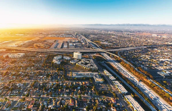 Los Angeles'ta bir karayolu üzerinde trafik havadan görünümü — Stok fotoğraf