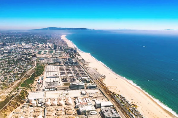 Aerial view of an oil refinery on the beach of LA — Stock Photo, Image