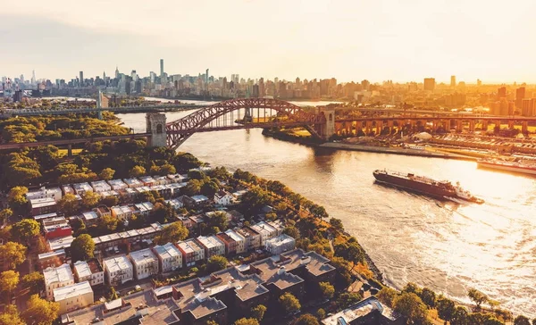 Letecký pohled na Hell Gate Bridge přes řeku East River v New Yorku — Stock fotografie