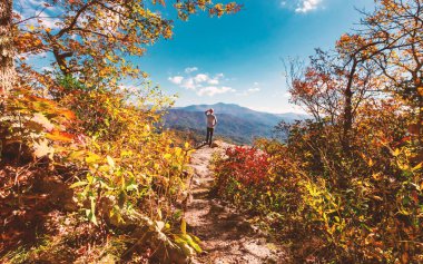Bir uçurumun kenarında bir adam