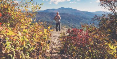 Bir uçurumun kenarında yürüyen adam