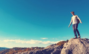 Dağları üzerinde yürüyen adam