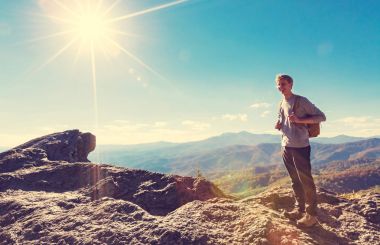 Bir uçurumun kenarında yürüyen adam