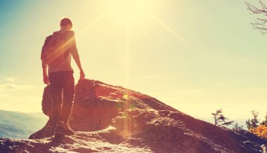 Bir uçurumun kenarında yürüyen adam