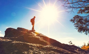 Dağları üzerinde yürüyen adam