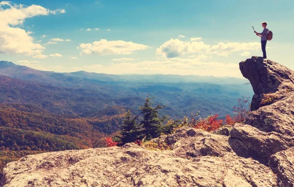 Harita dağlar aşağıdaki bakan adam