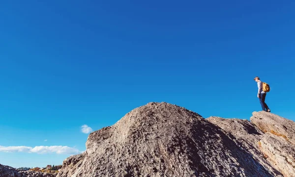 Hombre caminando por las montañas — Foto de Stock