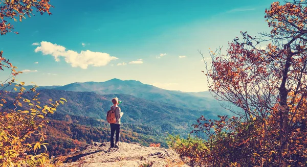 Bir uçurumun kenarında bir adam