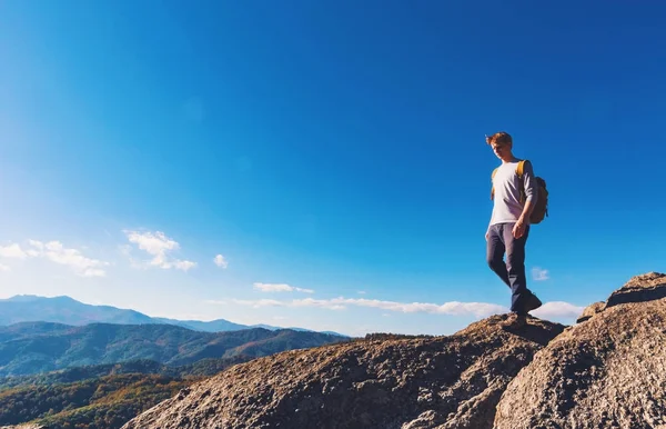 Man lopen op de bergen — Stockfoto