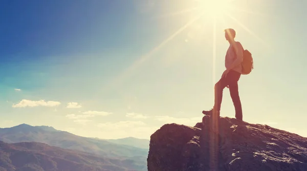 Man walking on the edge of a cliff — Stock Photo, Image