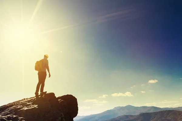 Man walking on the edge of a cliff — Stock Photo, Image