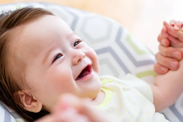 Boldog baba fiú játék-val a szülő — Stock Fotó