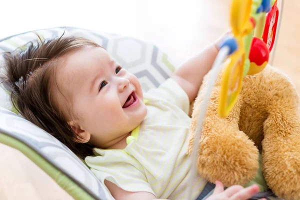 Onun oyuncakla oynamak erkek bebek — Stok fotoğraf