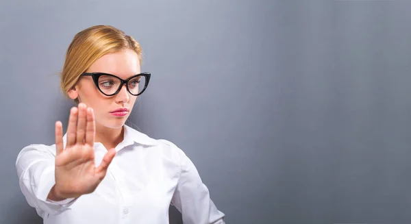 Jovem mulher fazendo uma pose stop — Fotografia de Stock