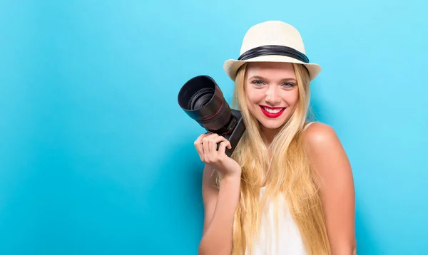 Jovem mulher comparando câmera profissional — Fotografia de Stock