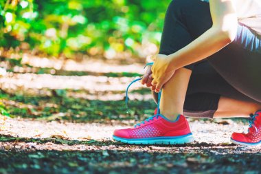 Kadın atlet dürtmek hazırlanıyor