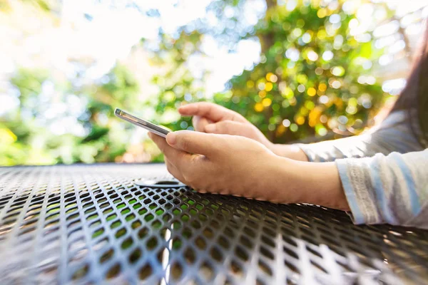 Woman using her smartphone outdoors — Stock Photo, Image