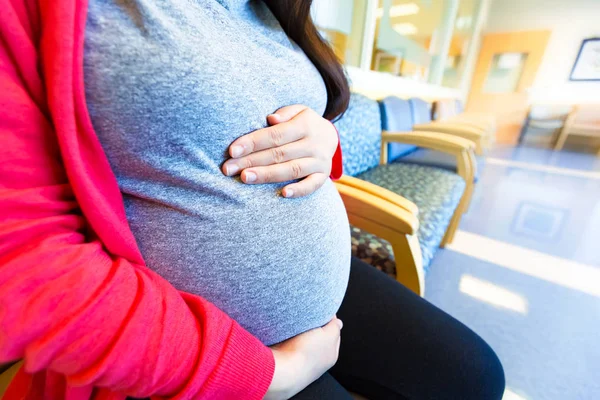 Mulher grávida no hospital — Fotografia de Stock